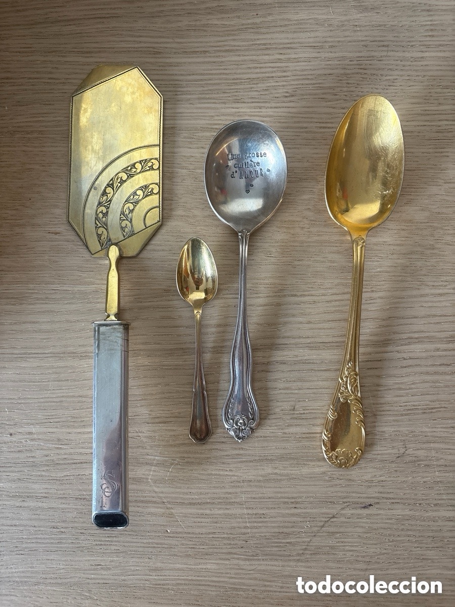 Antig&uuml;edades: Lote de cubiertos antiguos, pala y cucharas, motivos dorados (A23)