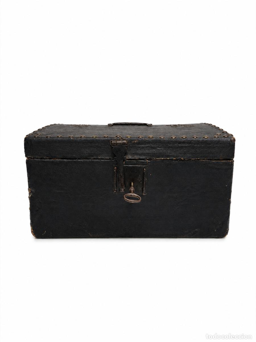 Antiguidades: Antigua Arqueta - Caja de Madera Forrada en Cuero - S.XVII-XVIII - con Cerradura y Llave - Tachuelas