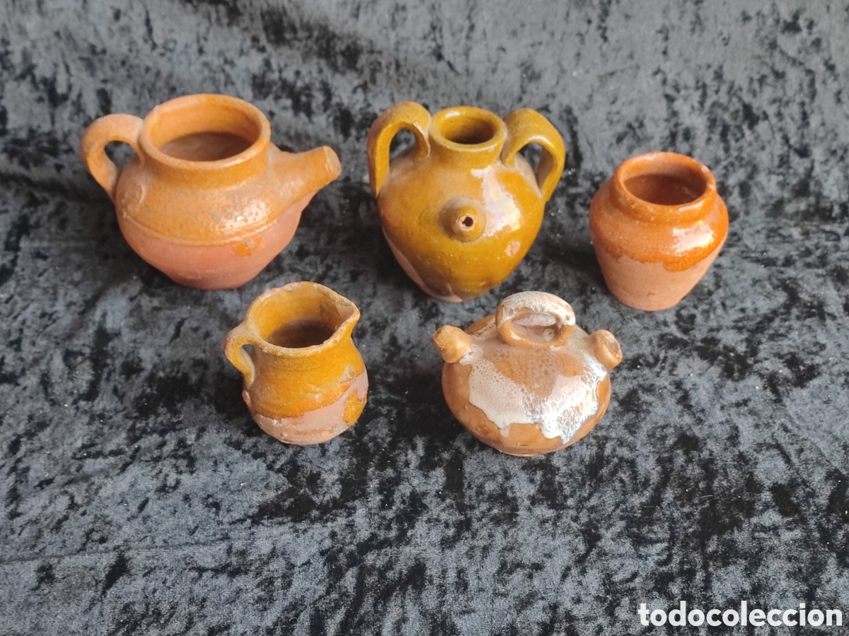 Antig&uuml;edades: Bonita colecci&oacute;n de botijos y jarras de barro miniatura