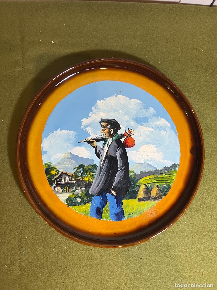Antiguidades: Plato decorativo Vasconia Cer&aacute;mica pintado a mano &ndash; Eskuz Egina &ndash; Aldeano vasco &ndash; Vintage &ndash; Cer&aacute;mica