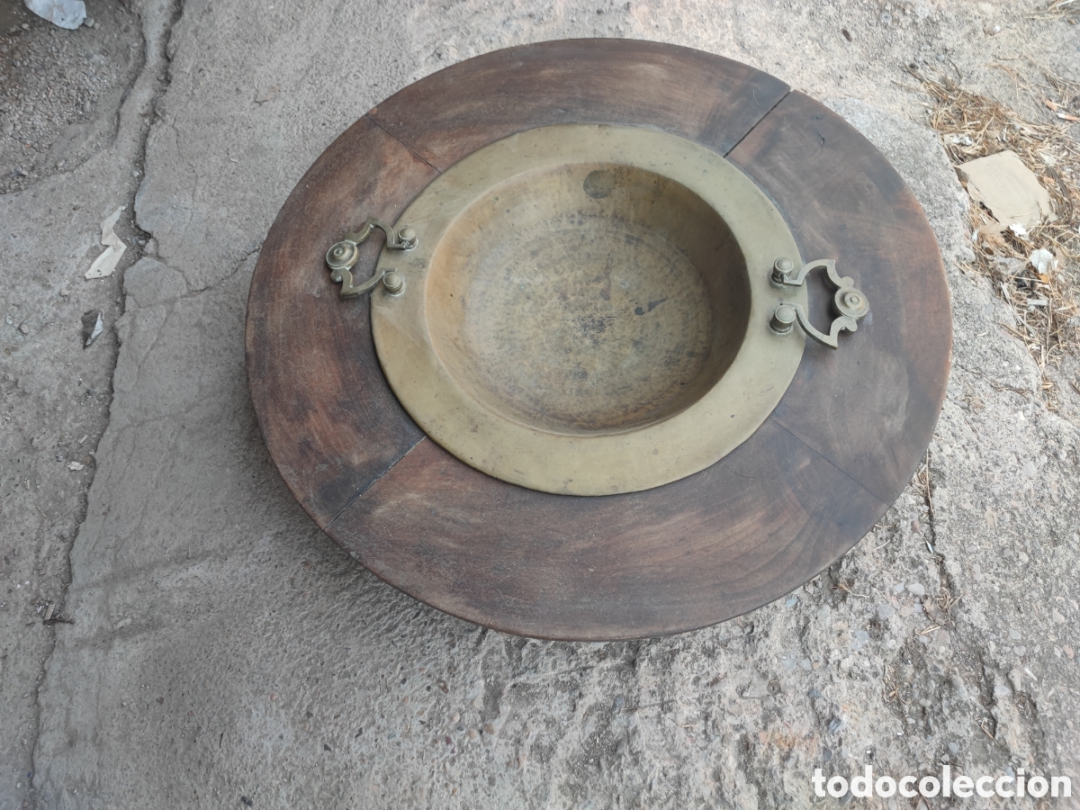 Antig&uuml;edades: Antiguo brasero.de bronce y Madera de nogal. Siglo XIX. Gran tama&ntilde;o 90 cm