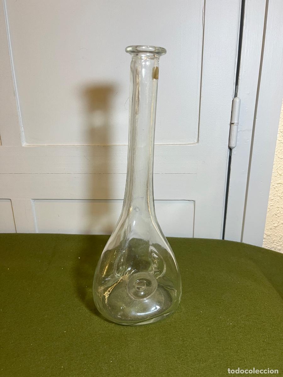 Antiques: Botella licorera de cristal soplado con hendidura para el dedo &ndash; Soliflore vintage &ndash; Vidrio artesana