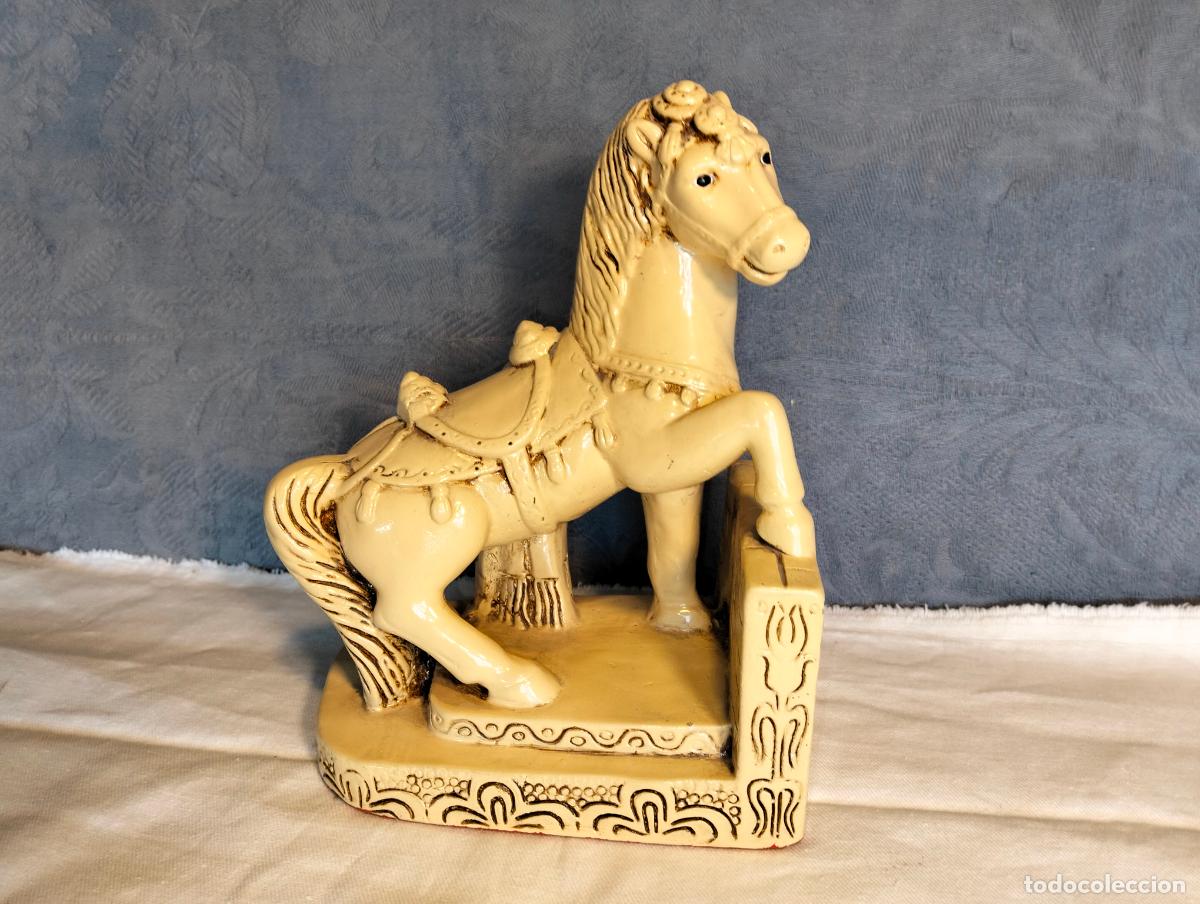 Antig&uuml;edades: Figura decorativa escultura sujeta-libros forma de caballo color blanco