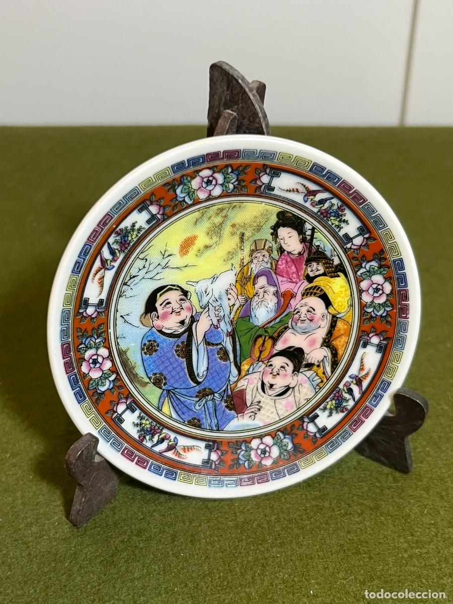 Antiques: Plato miniatura de porcelana china decorativo con soporte de madera sello azul oriental vintage