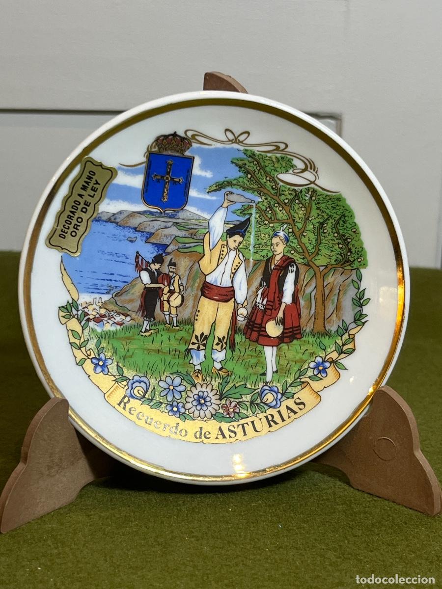 Antiques: Plato miniatura de porcelana Recuerdo de Asturias decorado a mano con oro de ley y soporte de madera