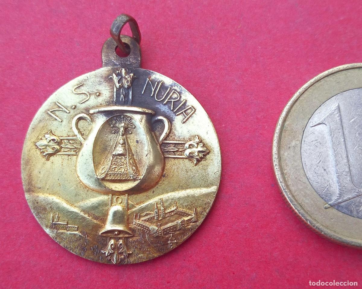 Antig&uuml;edades: Medalla Antigua Virgen de Nuria.