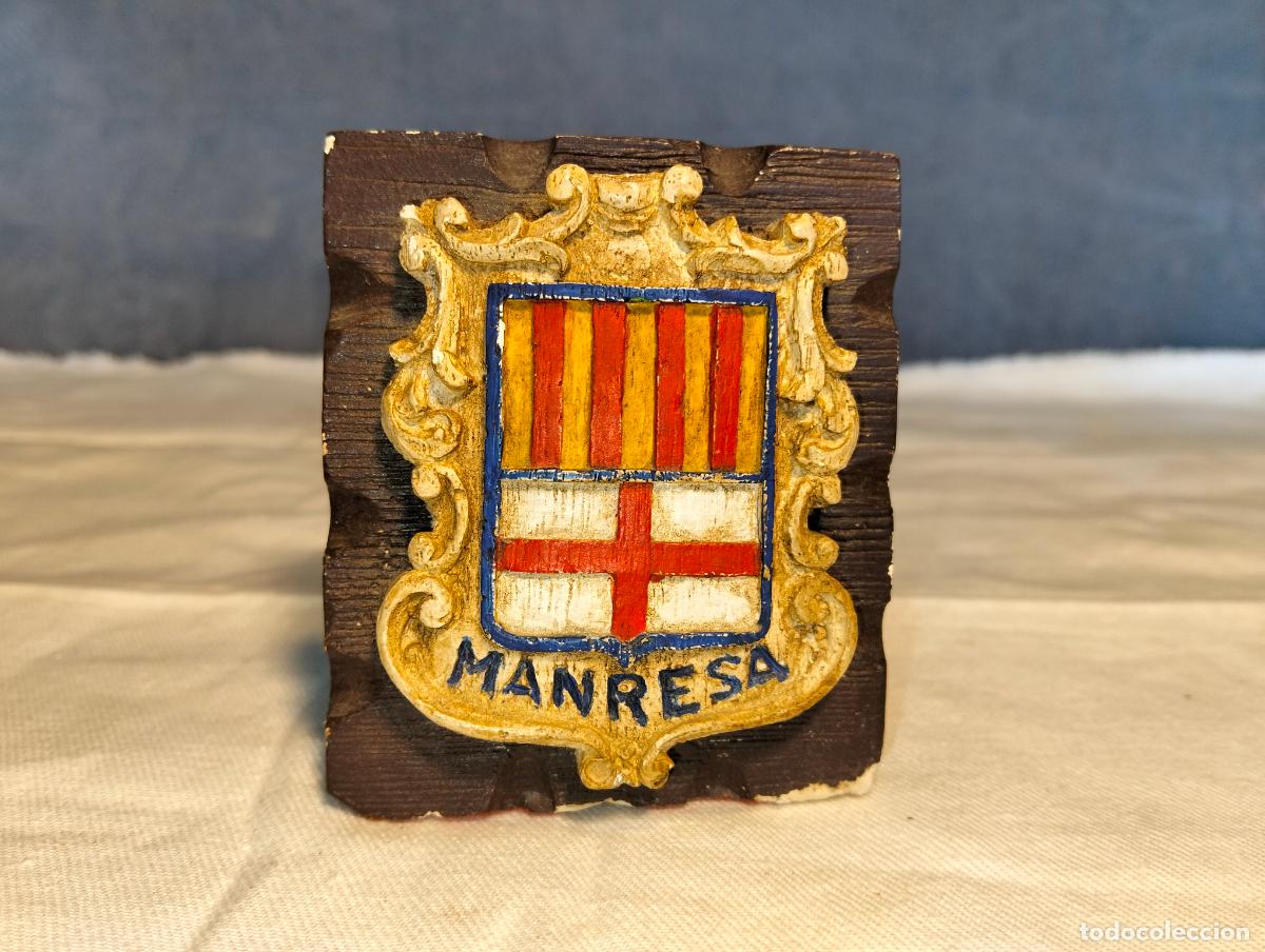 Antiquit&auml;ten: Antigua figura pisa-papeles con escudo de la ciudad de Manresa en estuco de los a&ntilde;os 60