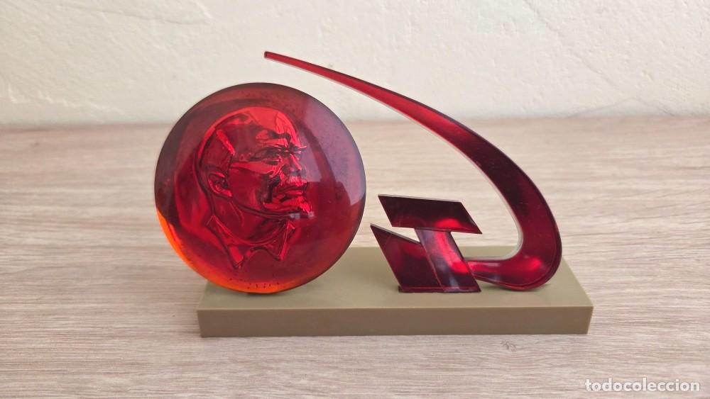 Antig&uuml;edades: USSR 1960 Vintage Soviet-era desktop souvenir featuring a red portrait of Vladimir Lenin + hammer