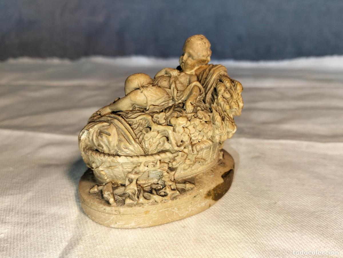 Oggetti Antichi: Estatua del ni&ntilde;o Jes&uacute;s en su cuna figura de estuco o similar de bel&eacute;n pesebre o decoraci&oacute;n