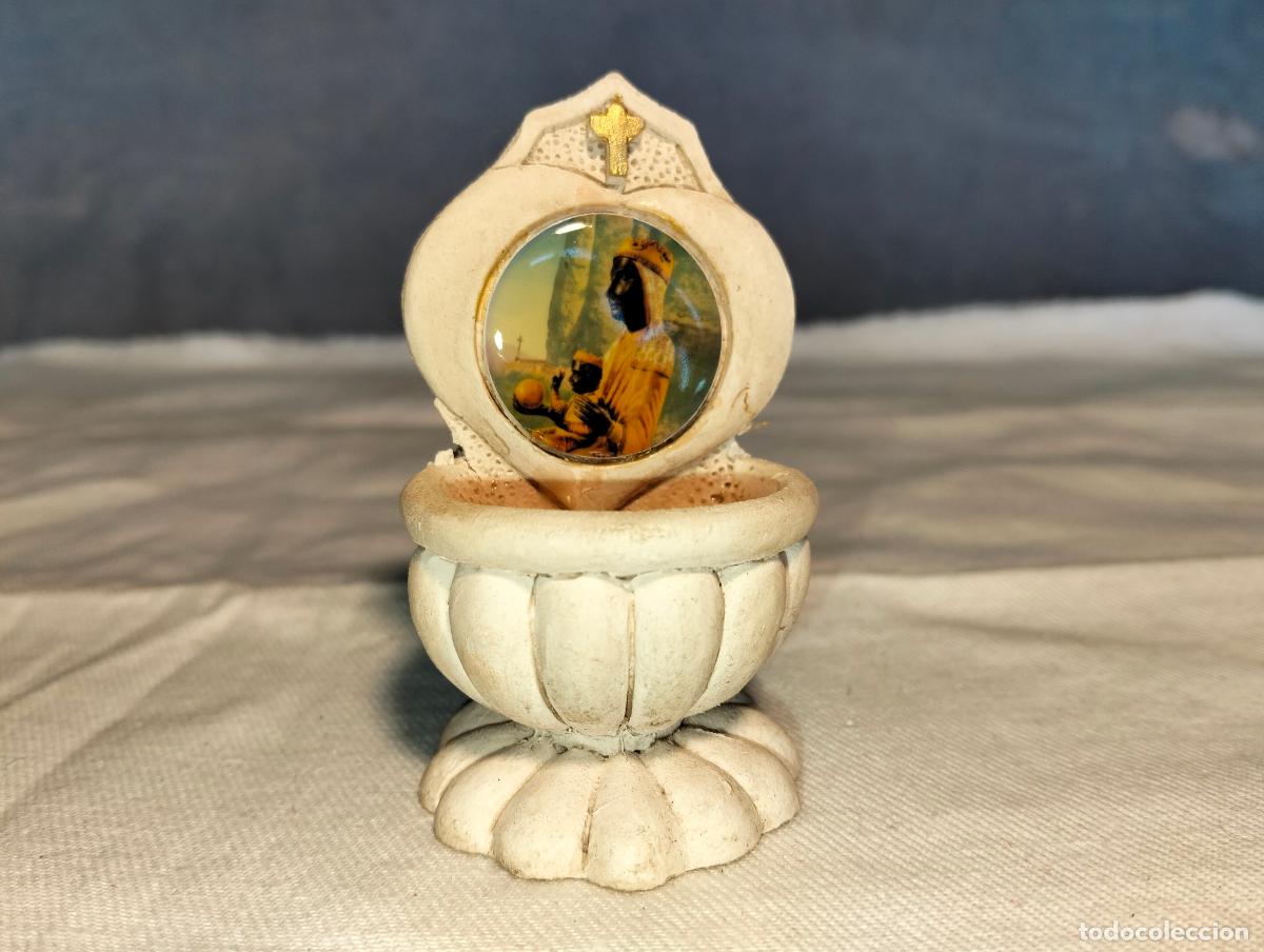 Oggetti Antichi: Mini benditera vintage color blanco con la Virgen Mar&iacute;a Verge moreneta de Montserrat decorativa