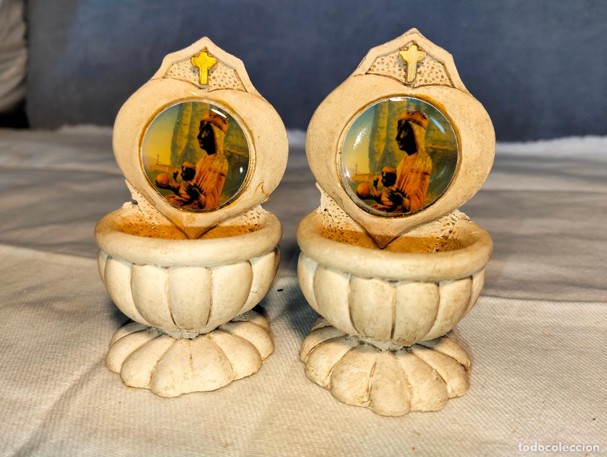 Oggetti Antichi: 2u Mini benditeras vintage color blanco con la Virgen Mar&iacute;a Verge moreneta de Montserrat decorativa