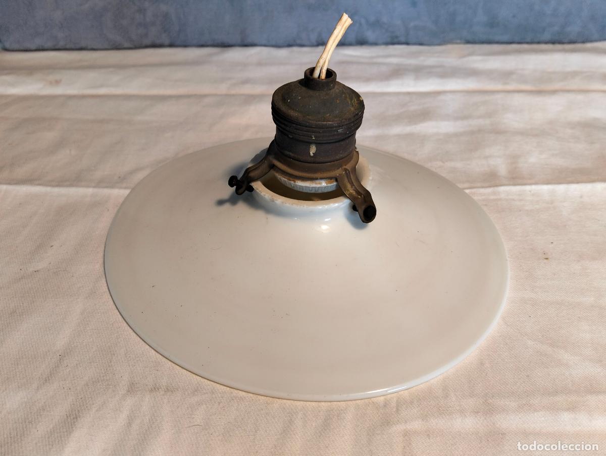 Antig&uuml;edades: Antigua l&aacute;mpara de techo estilo industrial tulipa blanca opalina con porta-l&aacute;mparas de metal a&ntilde;os 40