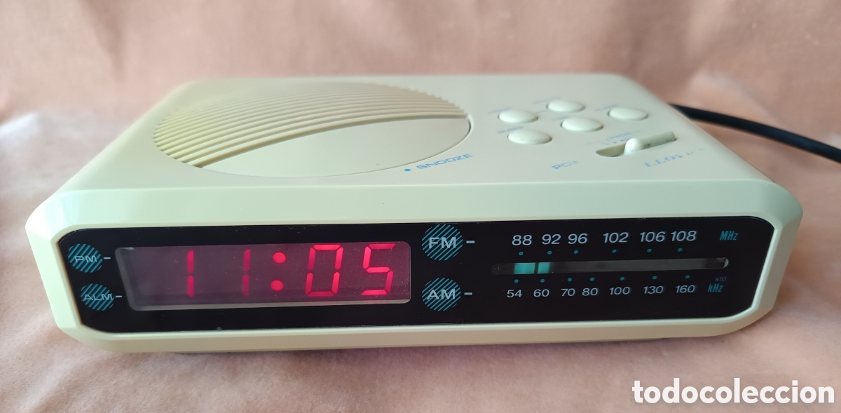 Antig&uuml;edades: Radio reloj despertador digital vintage, retro, marca Lloyd's