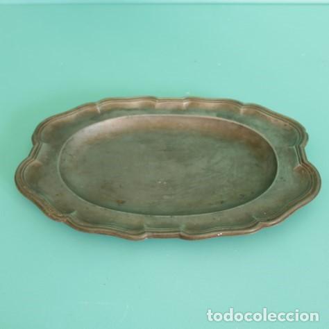 Antig&uuml;edades: Bandeja antigua de peltre italiano con punzones ARTORI &ndash; 33,3 cm
