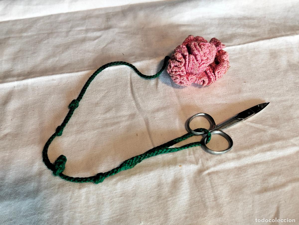 Antiquit&auml;ten: Rosa antigua hecha de ganchillo con tijeras peque&ntilde;as diminutas de metal costura no se pierdan