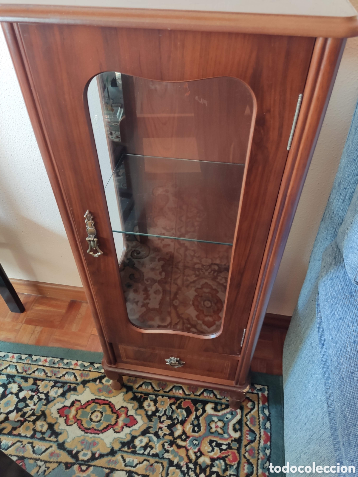 Antig&uuml;edades: Vitrina cl&aacute;sica de madera y cristal