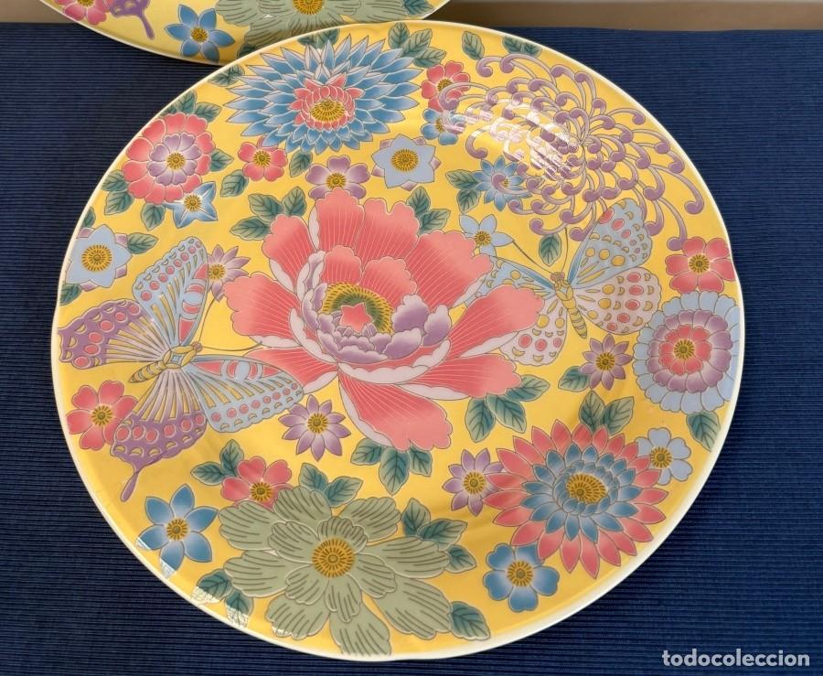 Antig&uuml;edades: Par de Platos Flores y Mariposas - Foto 2