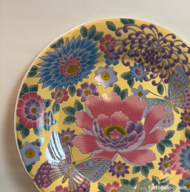 Antig&uuml;edades: Par de Platos Flores y Mariposas - Foto 3