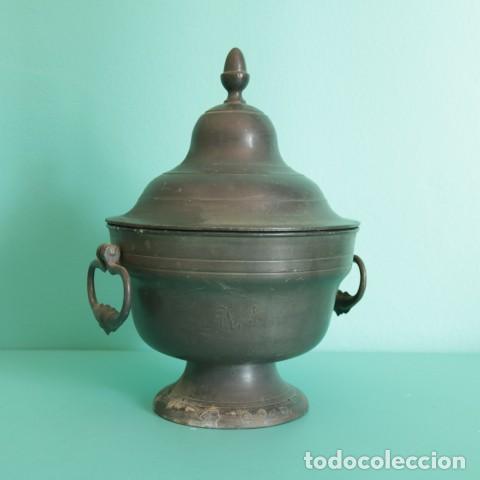 Antiques: Gran sopera antigua de peltre con tapa y asas m&oacute;viles, terrina sobre pie siglo XIX-XX