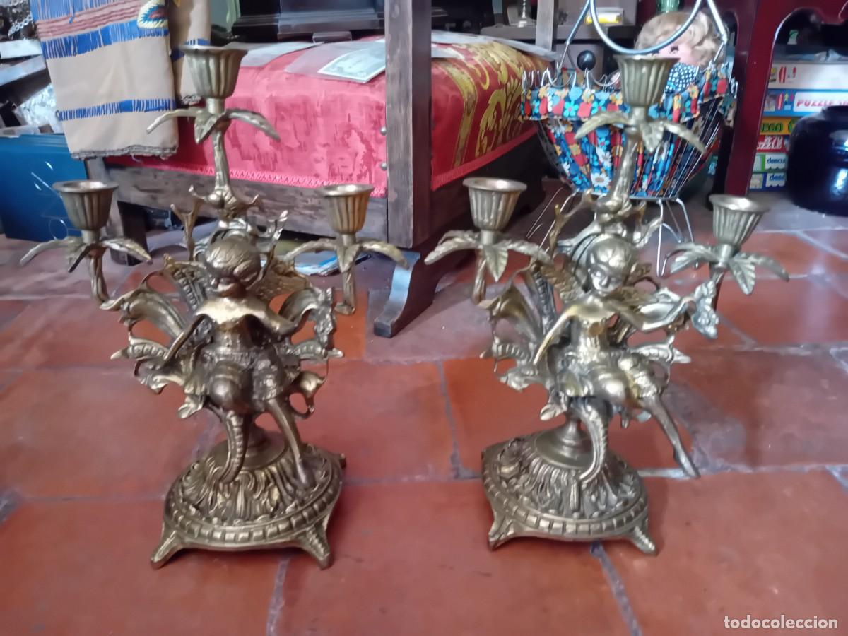 Antig&uuml;edades: Pareja de candelabros con &aacute;ngeles de bronce