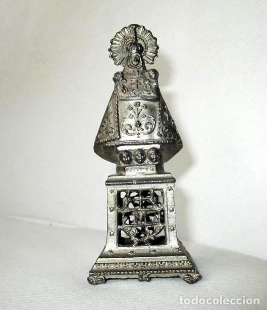 Oggetti Antichi: ANTIGUA IMAGEN DE LA VIRGEN DE COVADONGA CON PEANA EN METAL.