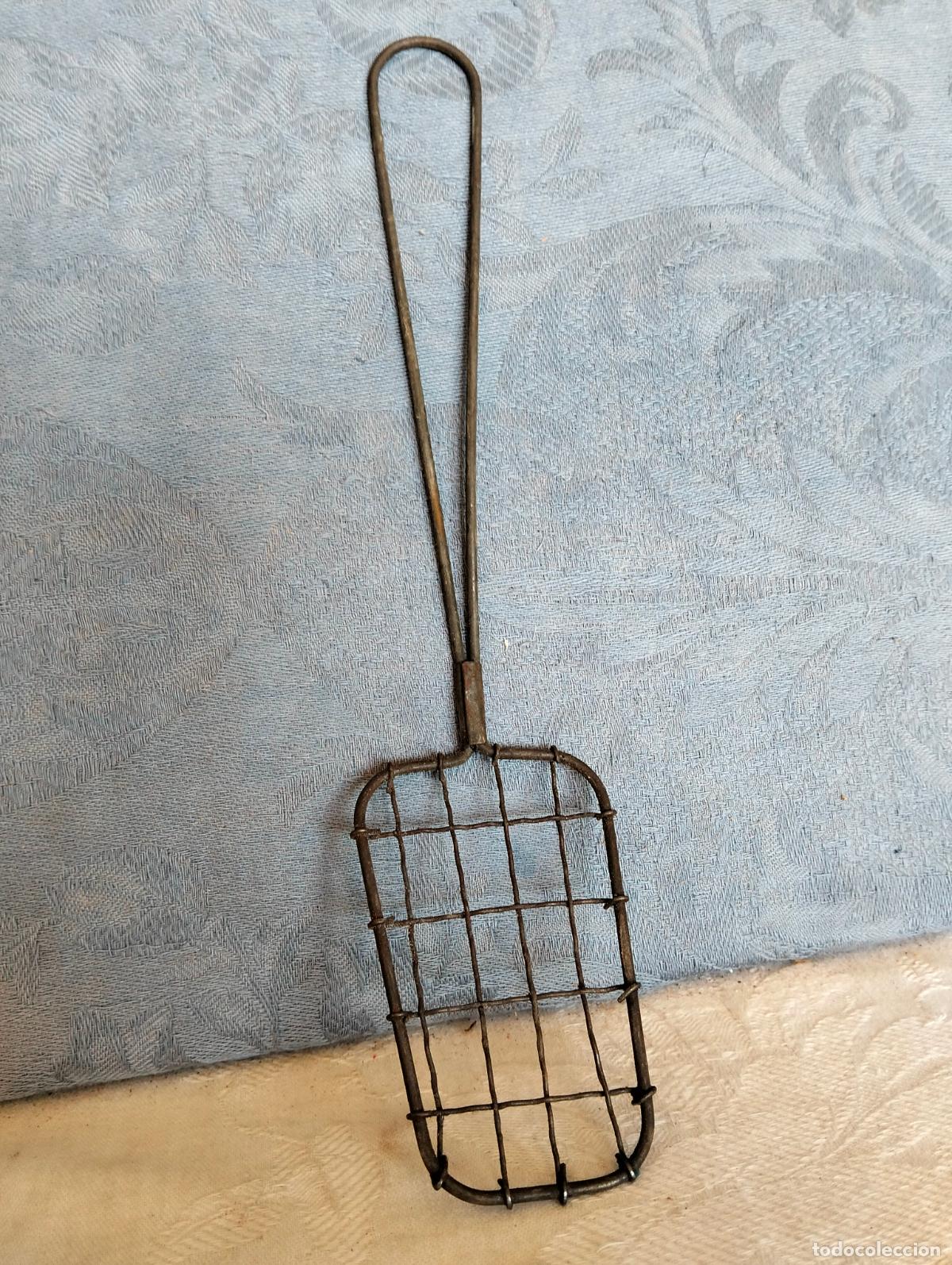 Antiquit&auml;ten: Utensilio de cocina espumadera de hierro antigua para cocina pala con agujeros a&ntilde;os 50
