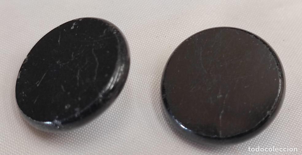Oggetti Antichi: JUEGO DE 2 BOTONES ANTIGUOS DE AZABACHE, 23 MM