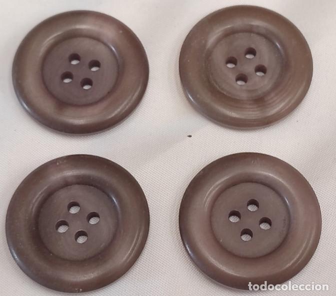 Oggetti Antichi: JUEGO DE 4 BOTONES ANTIGUOS GRANDES, 35 MM