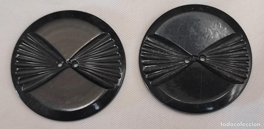 Antiquit&auml;ten: JUEGO DE 2 BOTONES ANTIGUOS GRANDES, 35 MM
