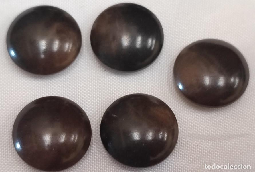 Antiques: JUEGO DE 5 BOTONES ANTIGUOS, 15 MM