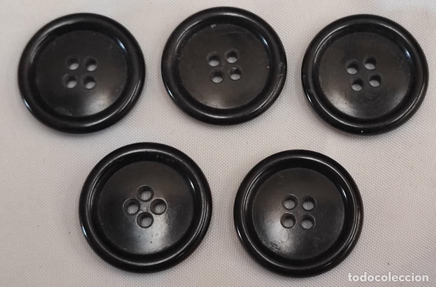 Antiques: JUEGO DE 5 BOTONES ANTIGUOS, 27 MM