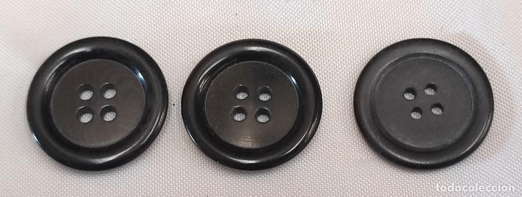 Antiques: JUEGO DE 3 BOTONES ANTIGUOS, 27 MM