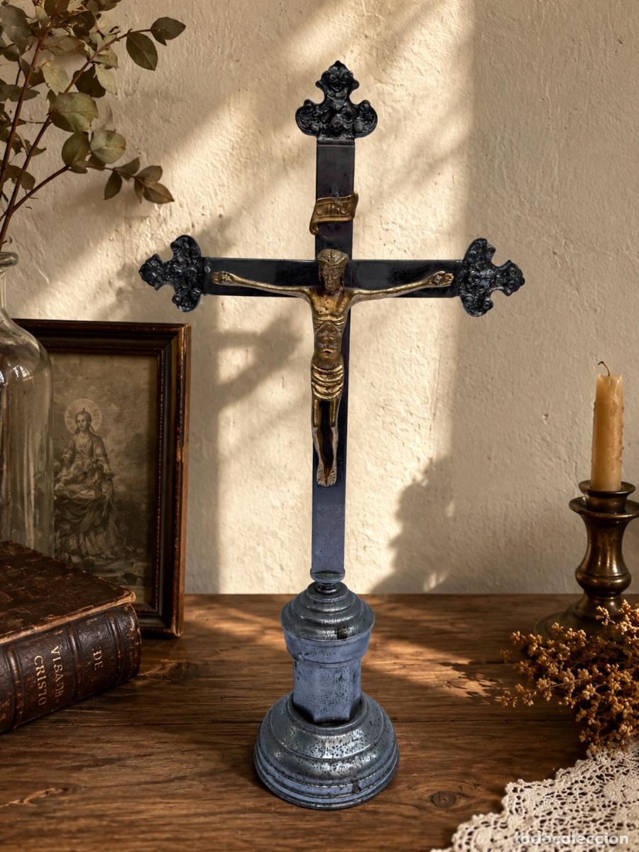 Antig&uuml;edades: Crucifijo met&aacute;lico con Cristo dorado,