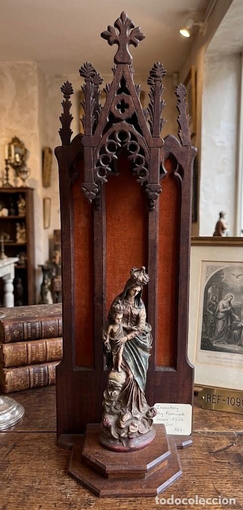 Antig&uuml;edades: Altar de madera con Virgen y Ni&ntilde;o policromado,
