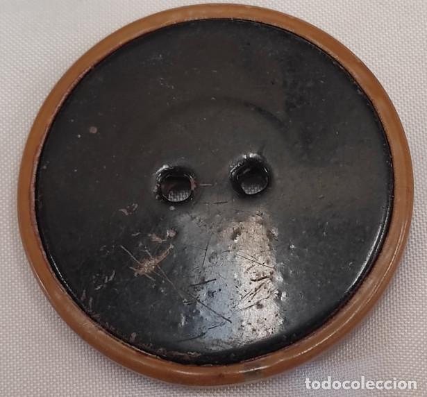 Antig&uuml;edades: ANTIGUO BOTON GRANDE MARRON, 45 MM - Foto 2
