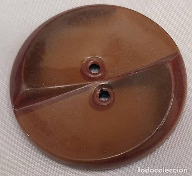 Antiguidades: ANTIGUO BOTON GRANDE MARRON, 45 MM