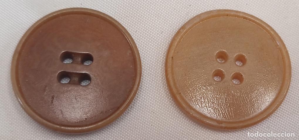 Oggetti Antichi: LOTE DE 2 BOTONES ANTIGUOS, 25 MM