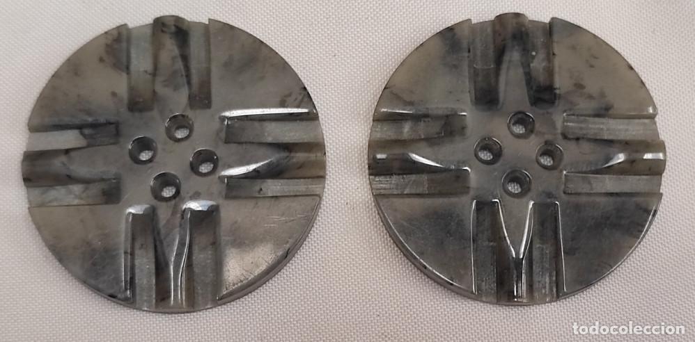 Oggetti Antichi: JUEGO DE 2 BOTONES ANTIGUOS, 39 MM