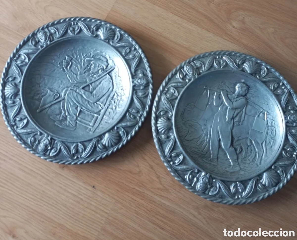 Antiques: Pareja de Platos Decorativos Vintage en Peltre / Esta&ntilde;o - Escenas Rurales
