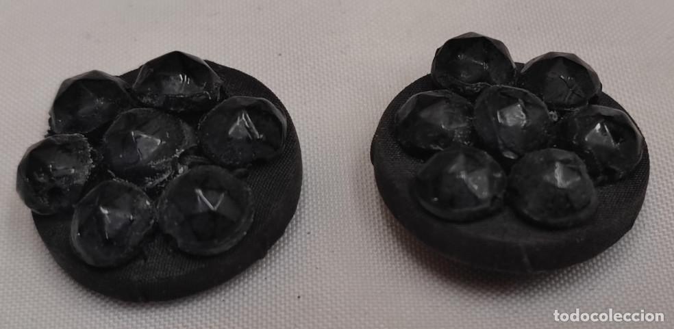 Antiques: JUEGO DE 2 BOTONES ANTIGUOS FORRADOS CON HILO Y PIEDRAS DE AZABACHE, SIGLO XIX