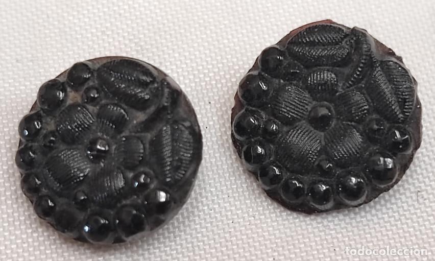 Oggetti Antichi: JUEGO DE 2 BOTONES ANTIGUOS DE AZABACHE, SIGLO XIX, 13 MM, BONITOS