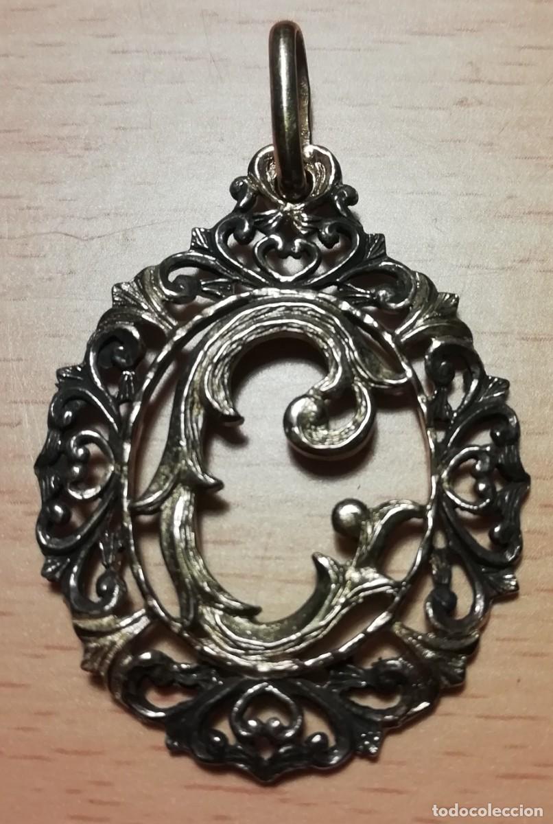 Antig&uuml;edades: Colgante antiguo de plata con la letra C
