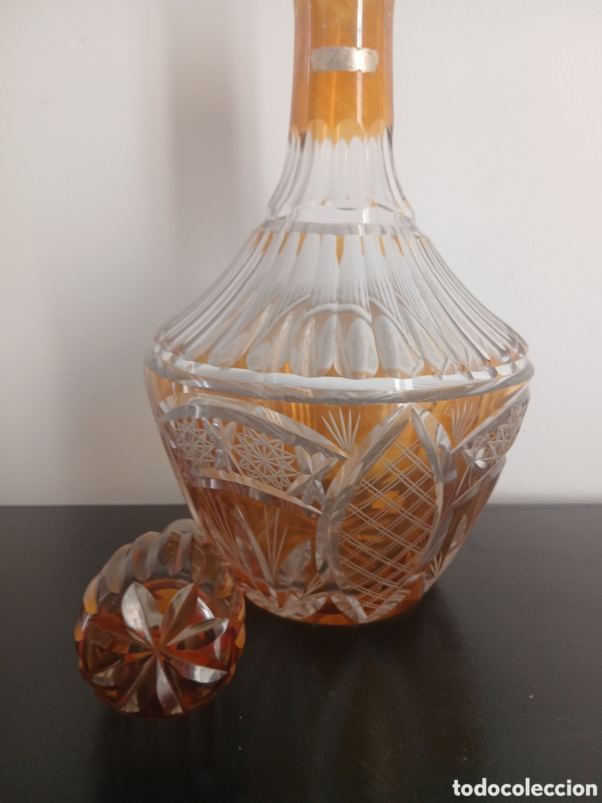 Antig&uuml;edades: Bohemia Licorera antigua de cristal tallado color &aacute;mbar con tap&oacute;n original, decantador para licor o