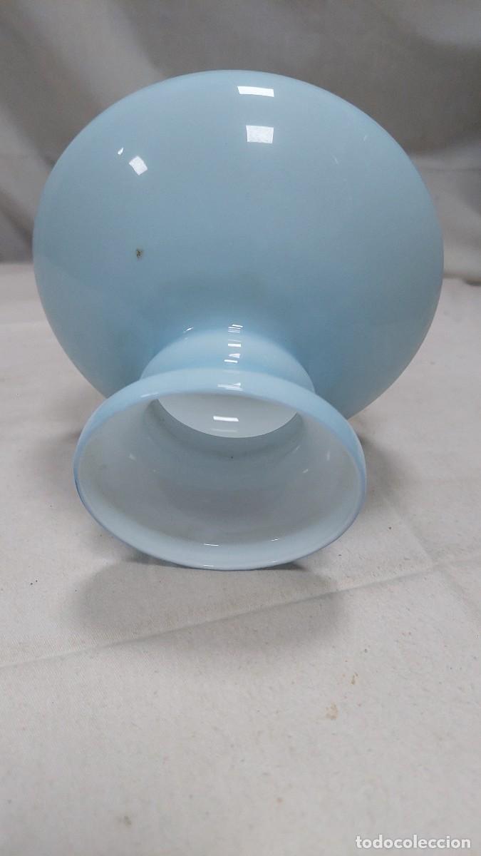 Antig&uuml;edades: Tulipa de opalina azul claro modernista - Foto 2