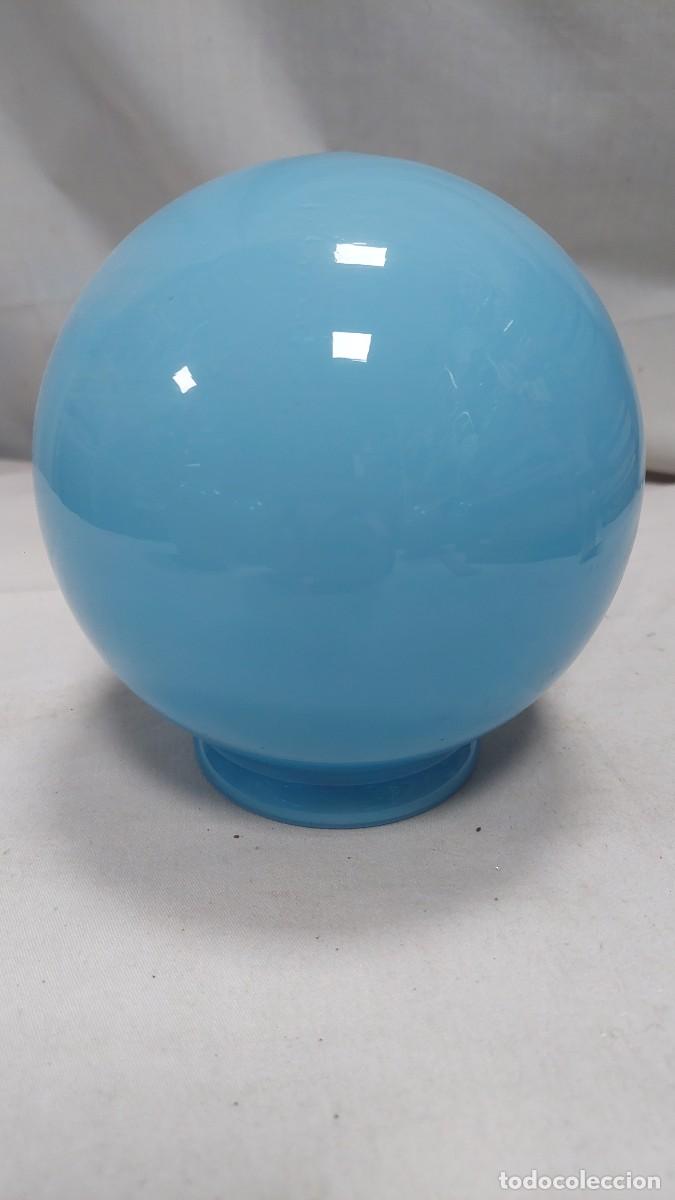 Antig&uuml;edades: Tulipa de opalina azul claro modernista redonda