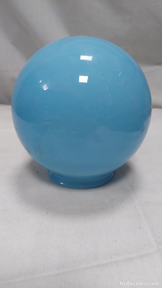 Antig&uuml;edades: Tulipa de opalina azul claro modernista redonda