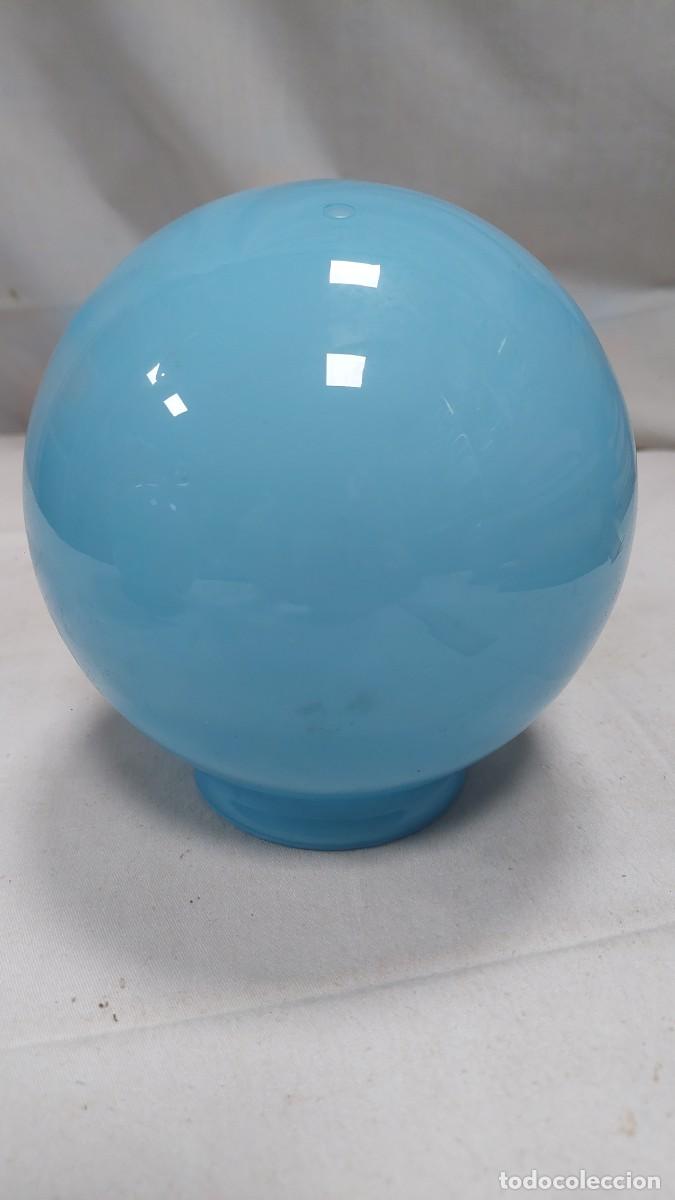 Antig&uuml;edades: Tulipa de opalina azul claro modernista redonda