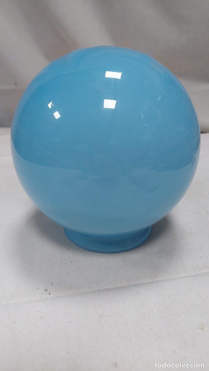 Antig&uuml;edades: Tulipa de opalina azul claro modernista redonda