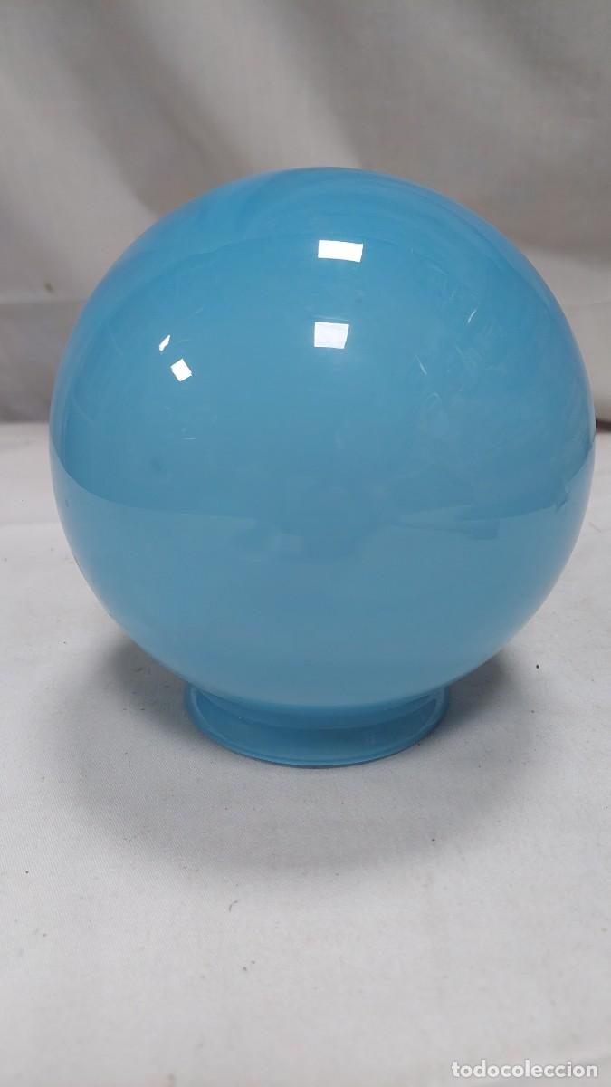 Antig&uuml;edades: Tulipa de opalina azul claro modernista redonda