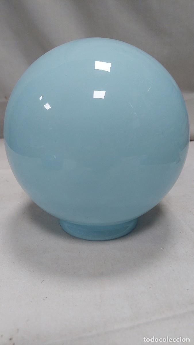 Antig&uuml;edades: Tulipa de opalina azul claro redonda - Foto 1